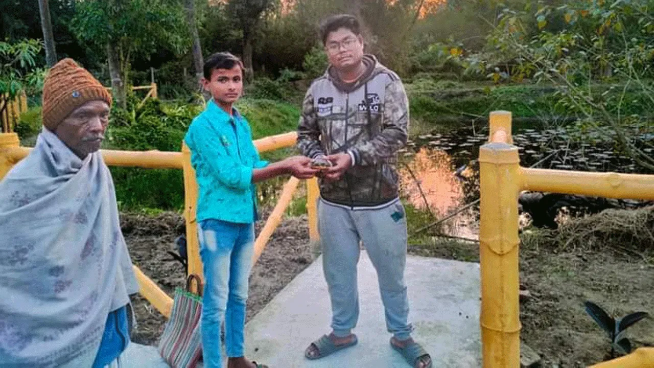 বিরল প্রজাতির কচ্ছপ উদ্ধার করলো জোনাকি স্বেচ্ছাসেবী সংগঠন