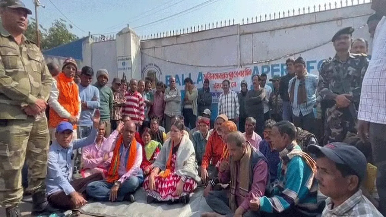 ধর্না মঞ্চে বাম নেতার পাশে বিজেপি বিধায়ক অগ্নিমিত্রা পাল