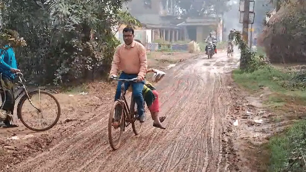 জুতো হাতে করে খালি পায়ে হেঁটে মাধ্যমিক পরীক্ষা কেন্দ্রে পরীক্ষার্থীরা
