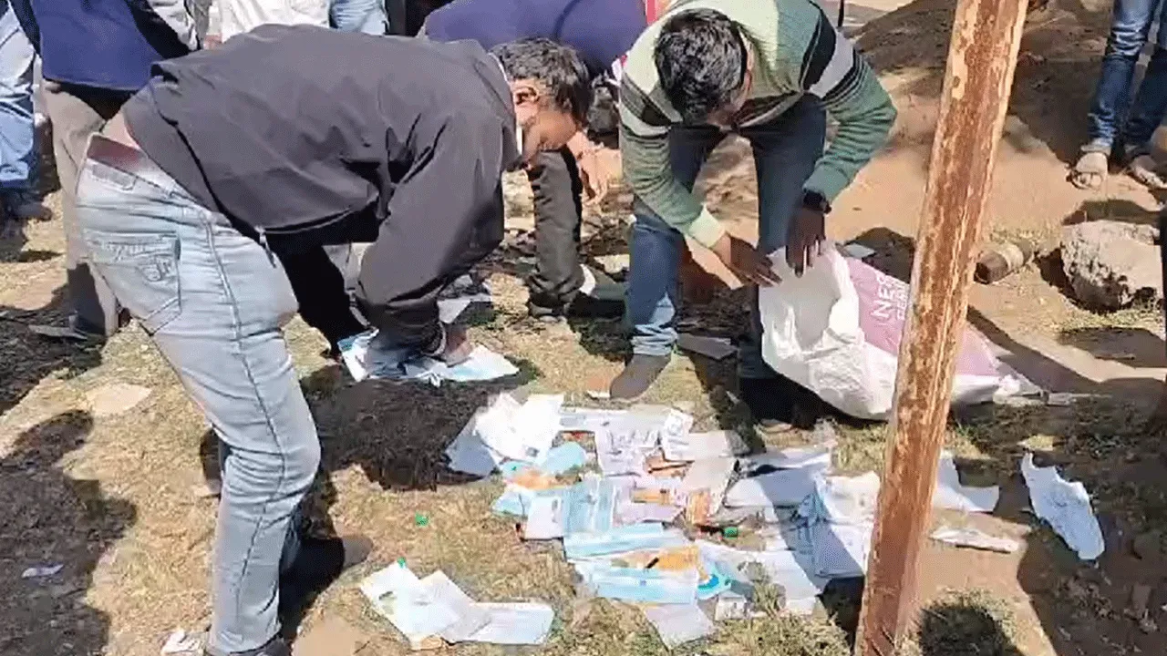 প্রধানমন্ত্রী জনধন যোজনার বহু পাসবই ও এটিএম কার্ড রাস্তায় ছড়িয়ে