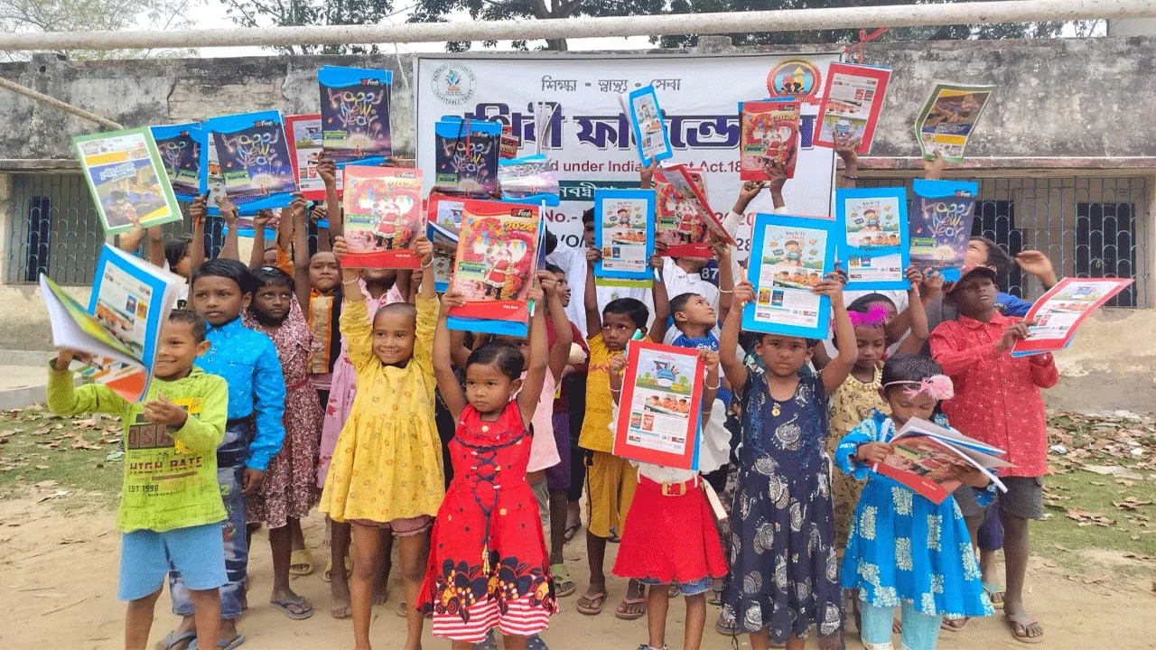 আদিবাসী গ্রামের কচিকাঁচাদের শিক্ষা সামগ্রী বিতরণ পৃথিবী ফাউন্ডেশনের