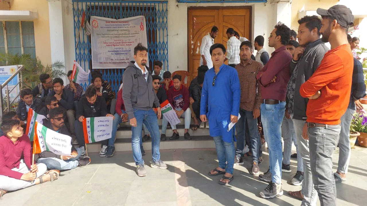 রাজ্য সরকারের নিষেধাজ্ঞা অগ্রাহ্য, কাজি নজরুল বিশ্ববিদ্যালয়ে অচলাবস্থা