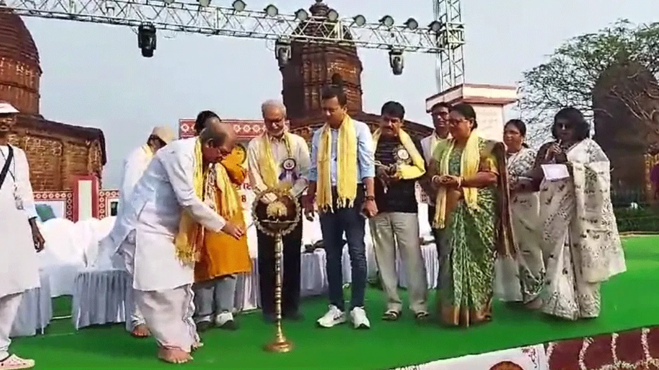 বিষ্ণুপুর পোড়া মাটির হাটে মন্দিরের কোলে শুরু চারণ কবি বৈদ্যনাথ মেলা