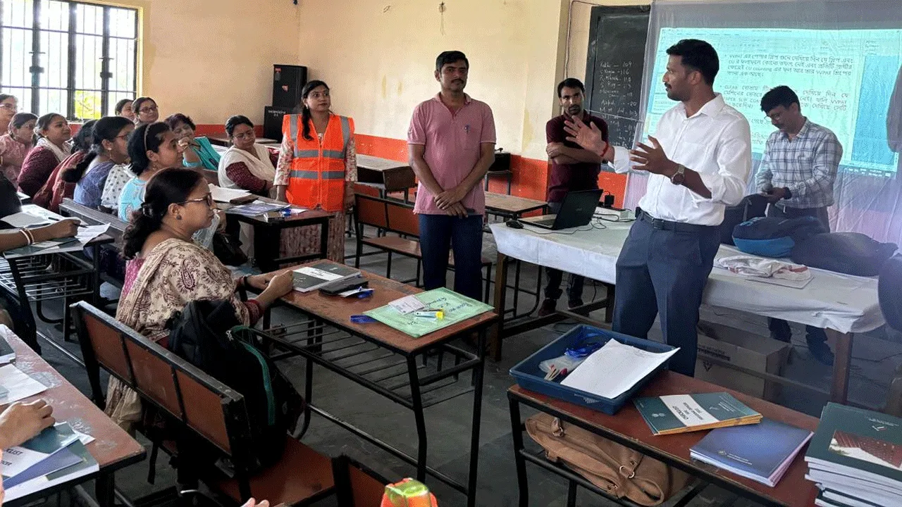 মহিলা ভোট কর্মীদের প্রশিক্ষণ দিলেন জেলাশাসক