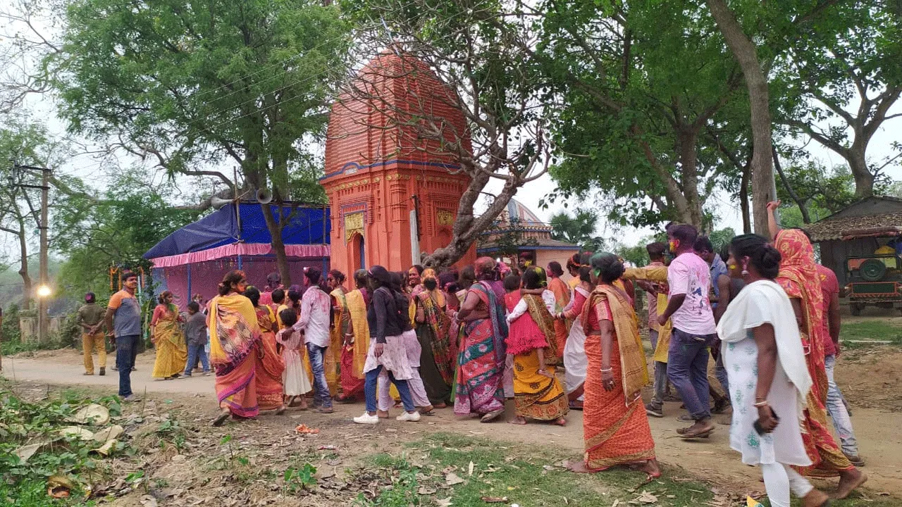 ‘আনন্দমঠ’ আশ্রমে দোল উৎসবে মেতে উঠল গণপুরবাসীরা