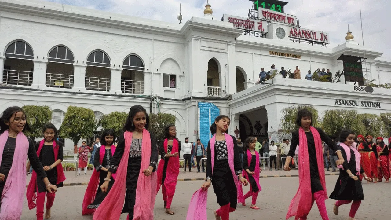 পূর্ব রেল হাইস্কুল ও মিক্স প্রাইমারি স্কুলের উদ্যোগে ” ফ্ল্যাশ মব প্রোগ্রাম”