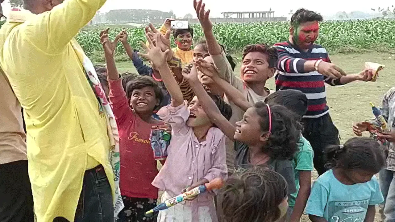 দোলের সরঞ্জাম উপহার ইসলামপুরে