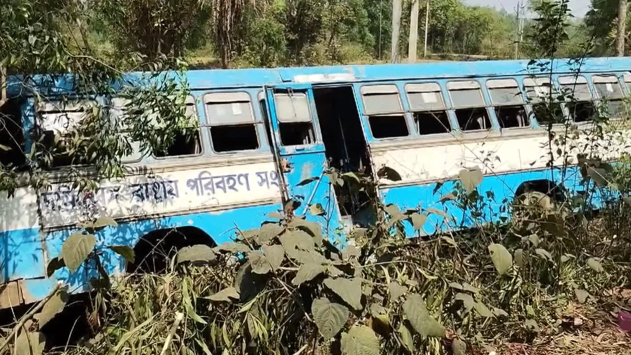 বাইককে ধাক্কা দিয়ে উল্টে গেল সরকারী বাস