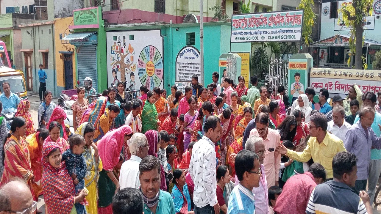 প্রধান শিক্ষকের বদলিতে বিক্ষোভ ছাত্র-ছাত্রী, অভিভাবক ও এলাকাবাসী