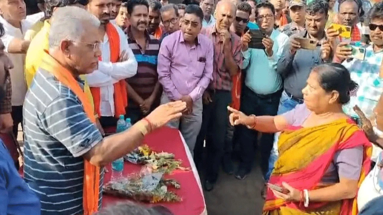 বস্তিবাসীদের ক্ষোভের মুখে বিজেপি প্রার্থী