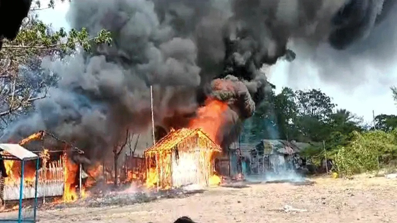 ভয়াবহ আগুন পুড়ে ছাই ২৫ টি ঝুপড়ি বাড়ি,দোকান ও গুদাম