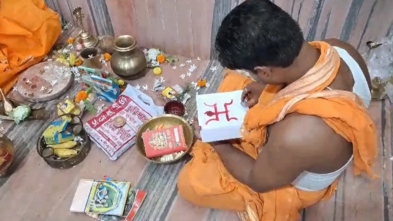 নববর্ষ উপলক্ষে হালখাতা পুজো