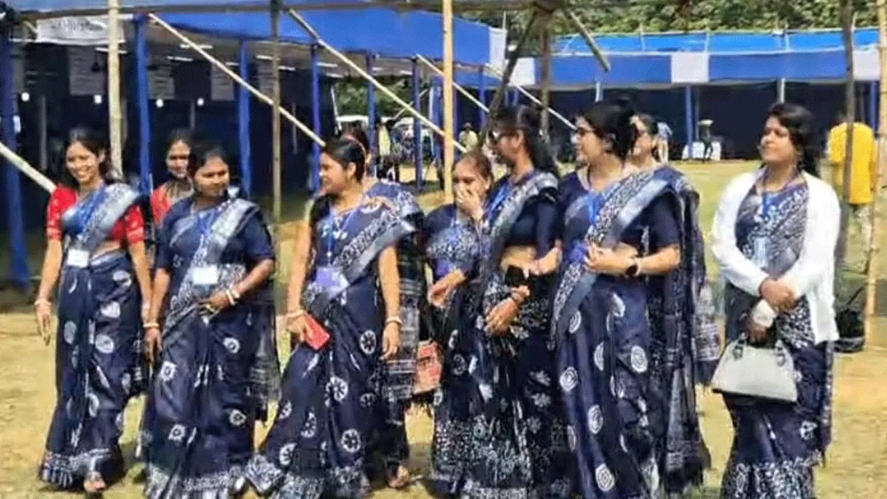 একই রঙের শাড়িতে অভিনবত্ব ডিসিআরসিতে ১১ জন মহিলা