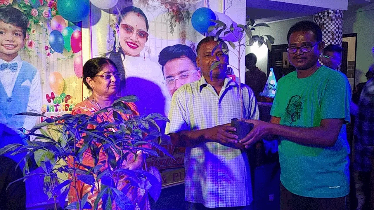 সন্তানের জন্মদিনে অতিথিদের হাতে তুলে দিলেন চারাগাছ