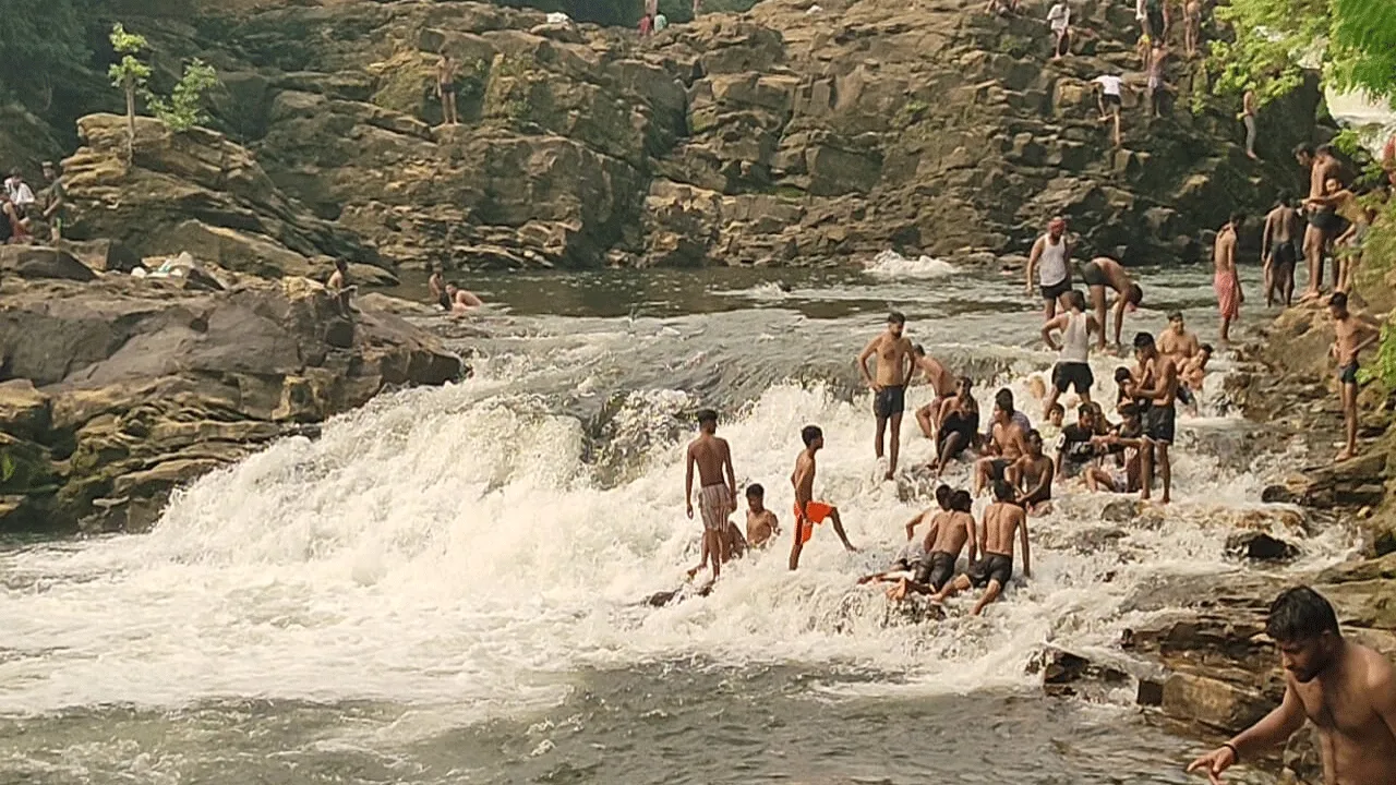 প্রচন্ড গরমে স্বস্তি পেতে মাইথনের অমর ঝর্ণা