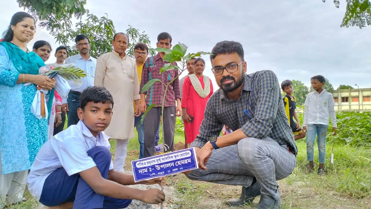 স্কুলে স্কুলে পড়ুয়াদের পাঠ দিচ্ছেন বিডিও