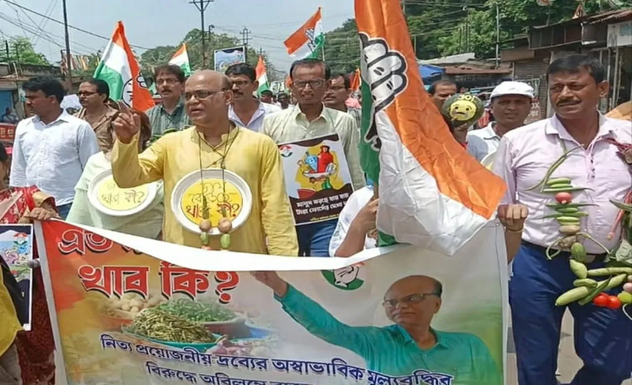 সবজির মালা পরে অভিনব প্রতিবাদ