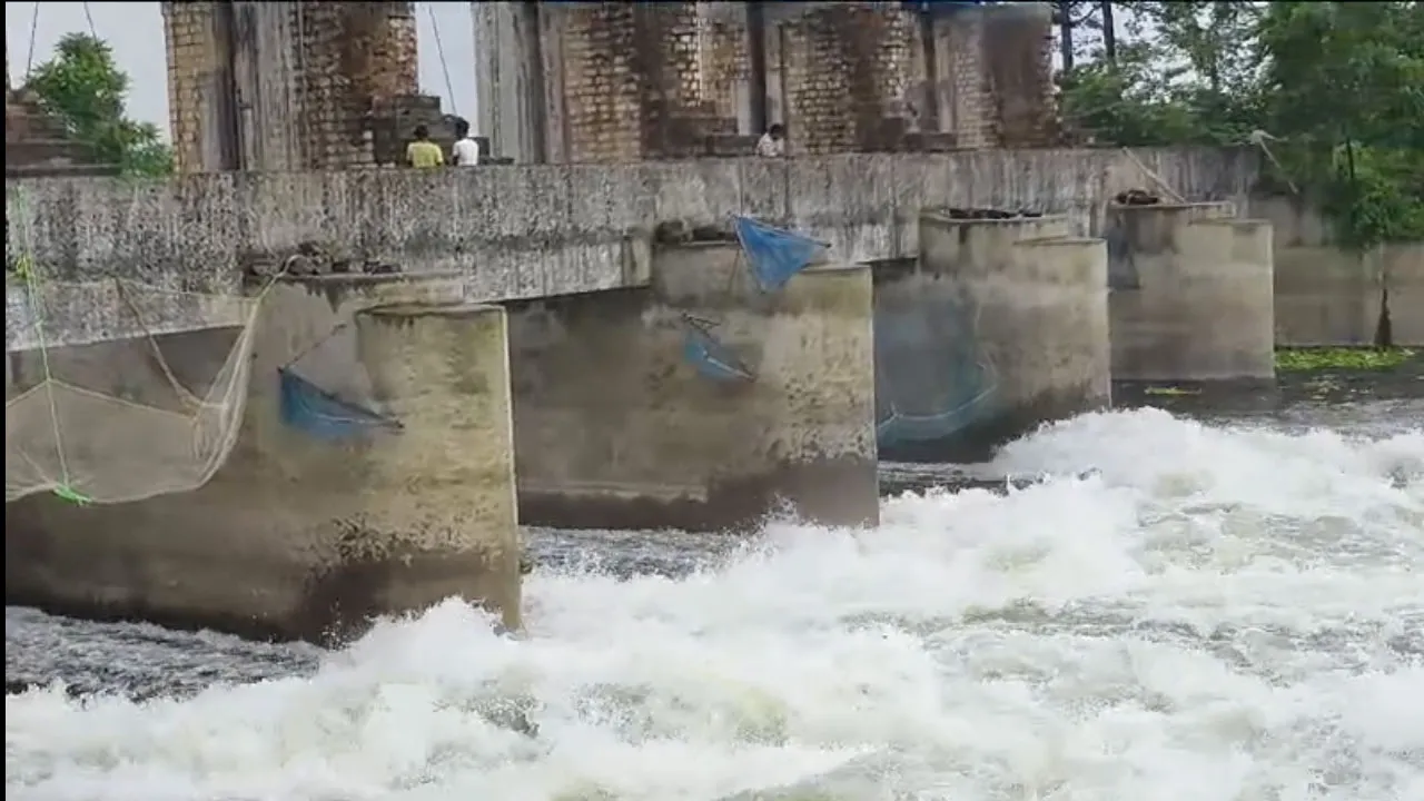 দুর্গাপুর ব্যারাজ থেকে সেচের জল ছাড়া শুরু হল