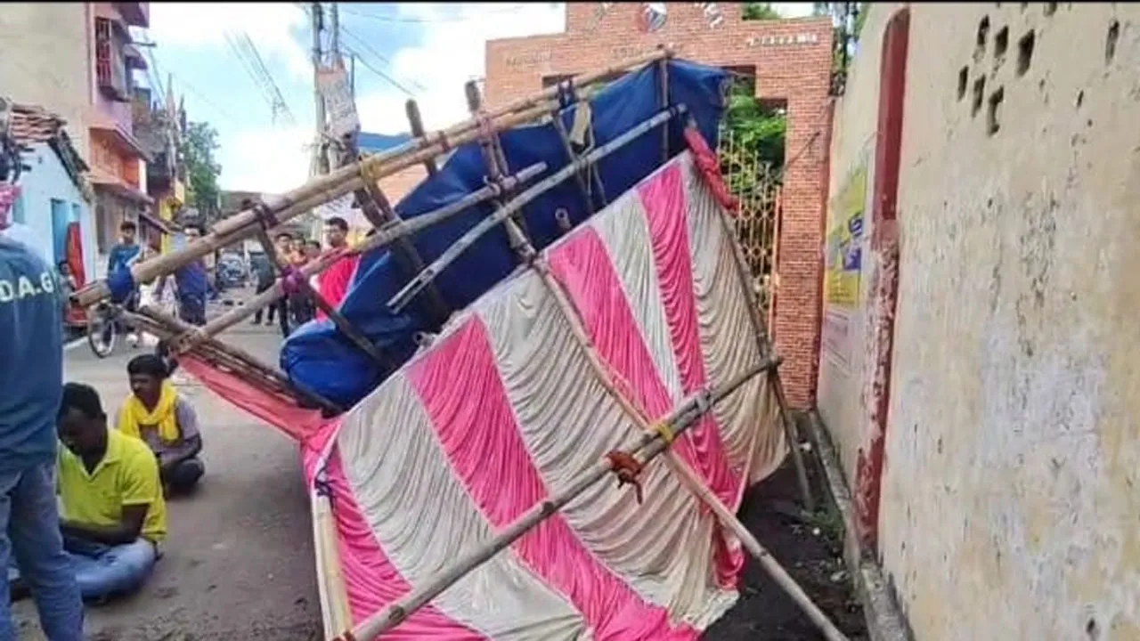 অনশন আন্দোলন মঞ্চ ভাঙচুর, প্রতিবাদ