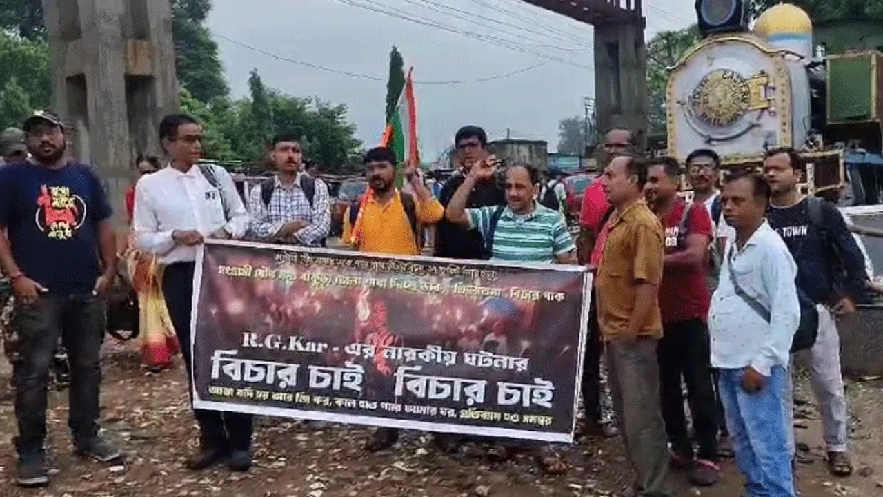 নবান্ন অভিযানে যোগ দিতে বাঁকুড়া থেকে ট্রেনে চড়ে রওনা সংগ্রামী যৌথ মঞ্চের কর্মীদের