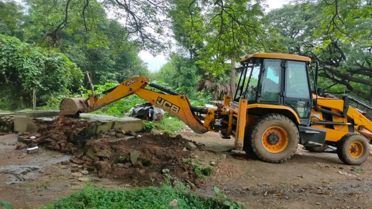 চিত্তরঞ্জন শহরে ফেল চলল বুলডোজার
