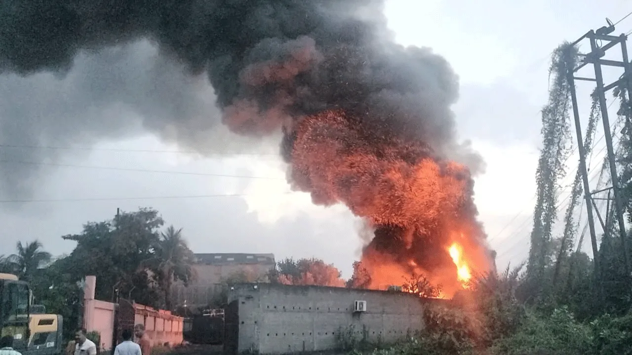 দুর্গাপুর শিল্পাঞ্চলে ভয়াবহ অগ্নিকাণ্ড