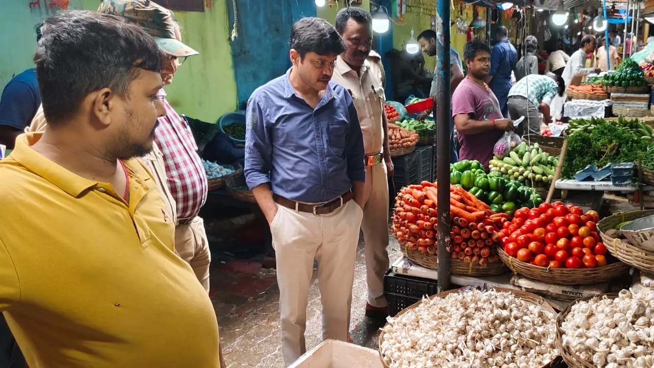 পেঁয়াজ রসুন টমেটোর আকাশছোঁয়া দাম, বাজারে হানা মহকুমাশাসকের