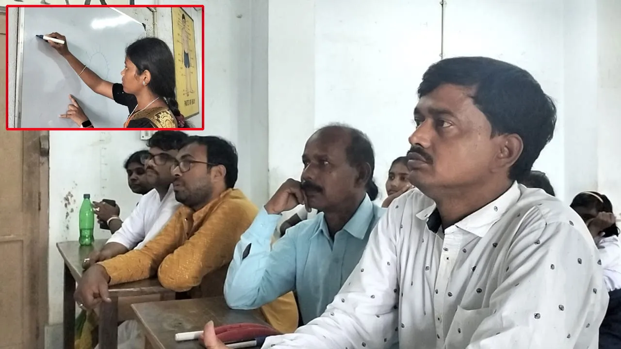 বেঞ্চিতে বসে পড়া বুঝছেন শিক্ষক শিক্ষিকারা