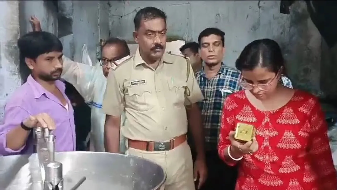 বৃষ্টি মাথায় চলল বাজার অভিযান