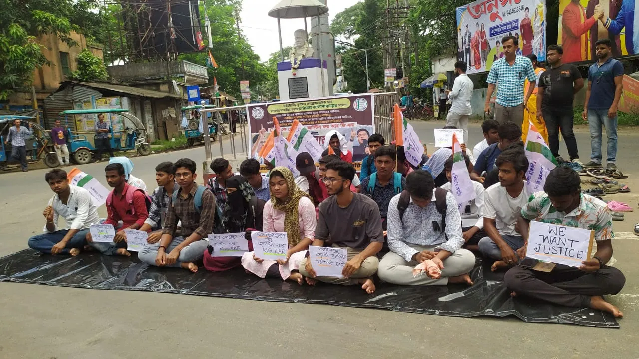 গুসকরায় তৃণমূল ছাত্র পরিষদের অবস্থান বিক্ষোভ