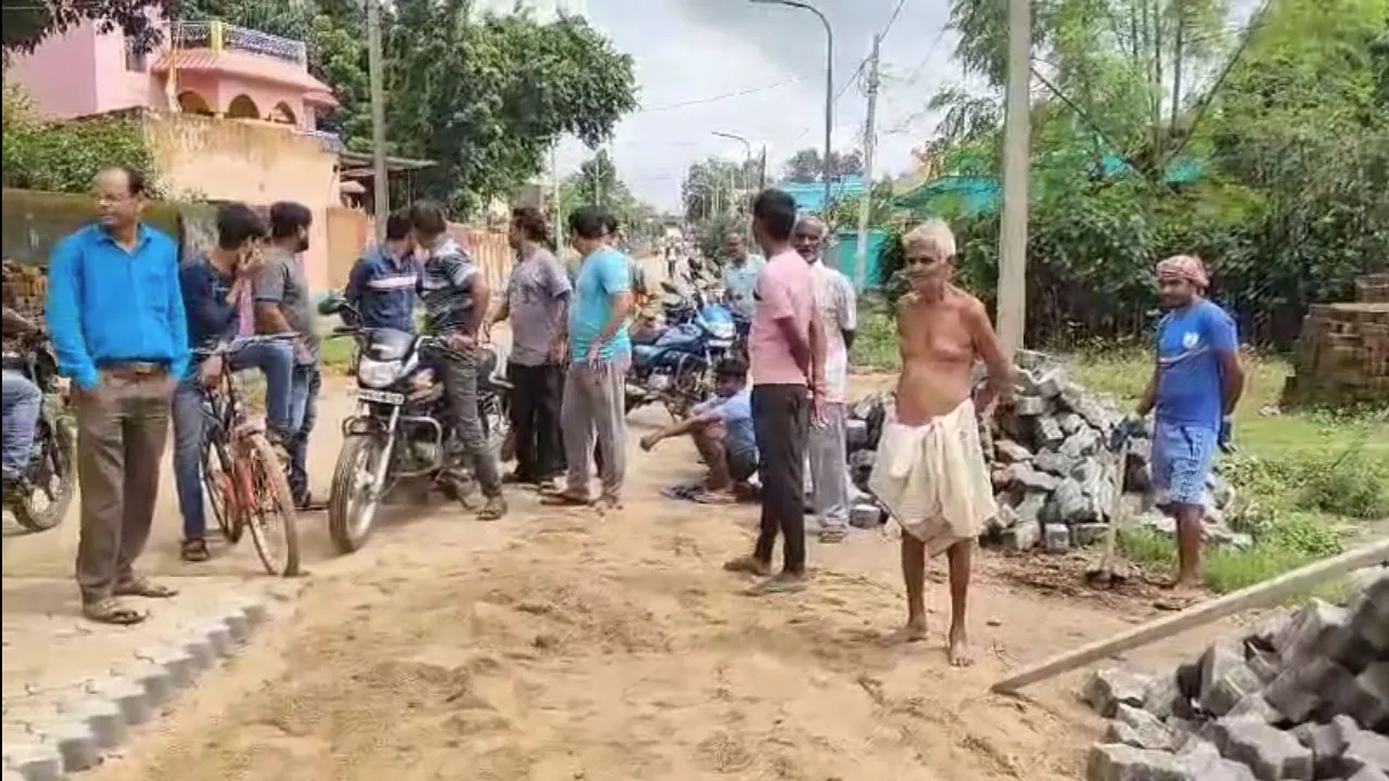 উঁচু করে তৈরি হচ্ছে রাস্তা, কাজ বন্ধ করল স্থানীয়রা