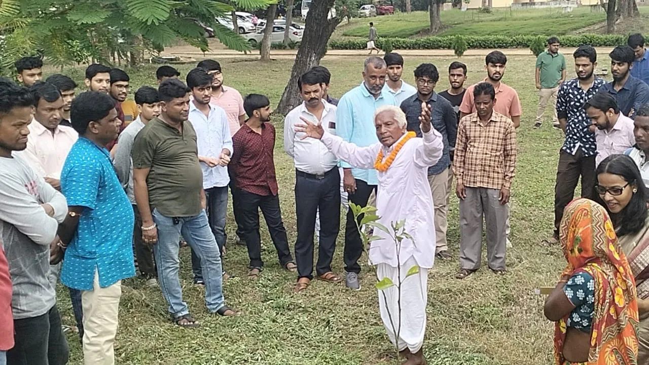 যেখানেই সবুজের আহ্বান সেখানেই দুখু মাঝি