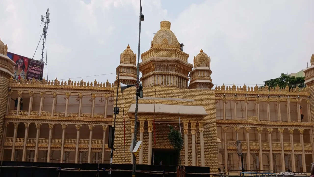 উদ্বোধনের আগেই নজর কাড়ছে পুজো প্যান্ডেল