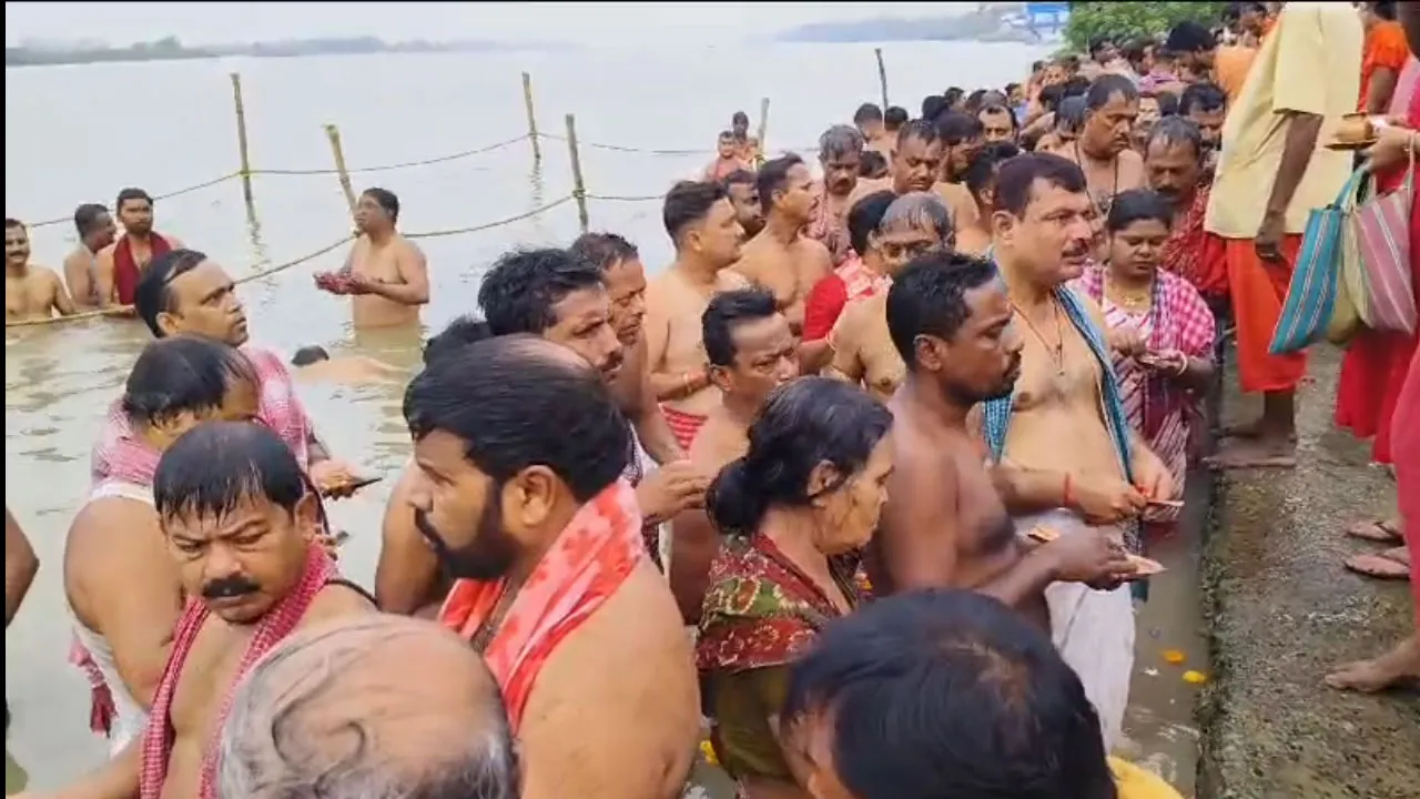 দামোদর ঘাটে নির্যাতিতার আত্মার শান্তি কামনায় তর্পণ