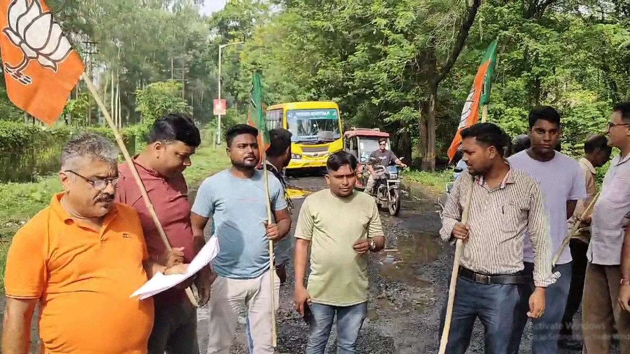 দুর্গাপুরে বিজেপির পথ অবরোধ
