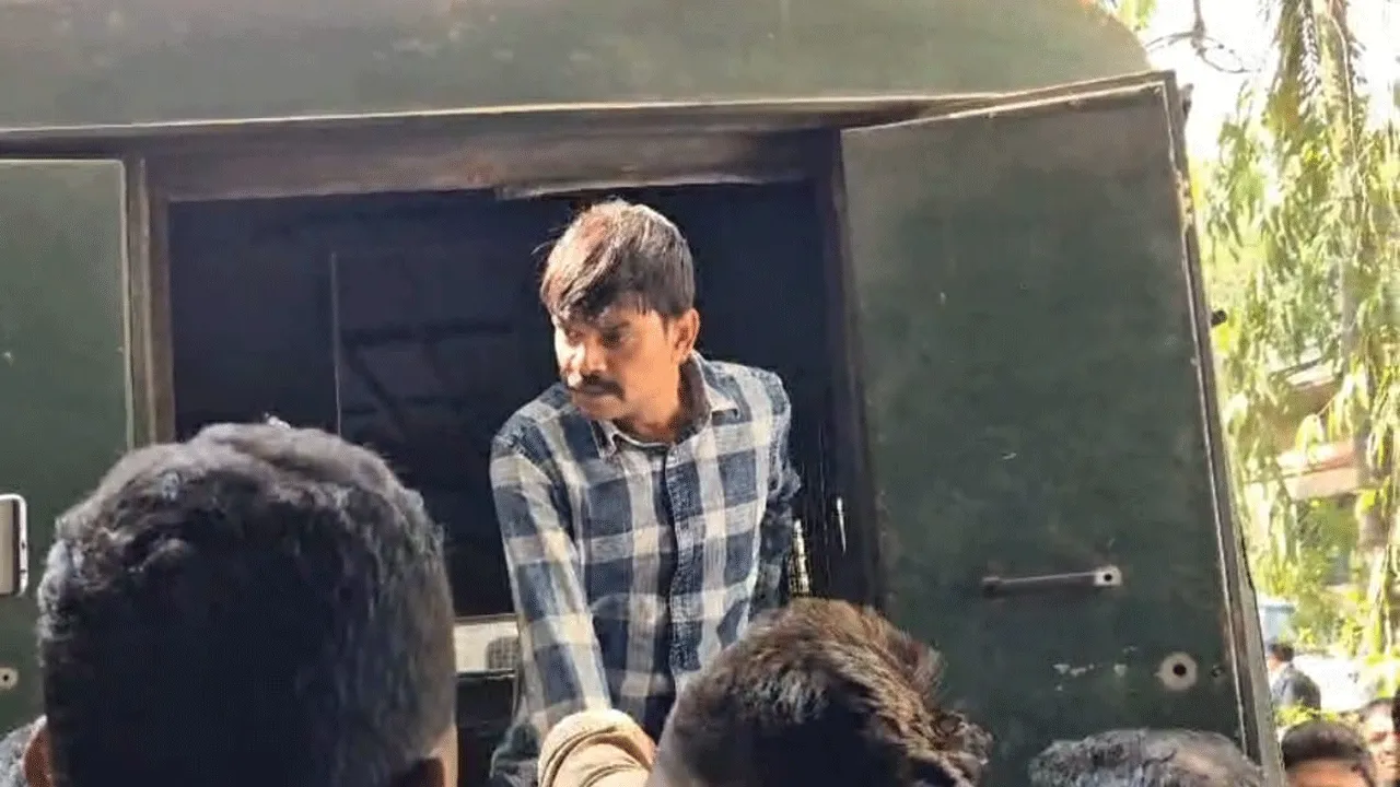 কড়া নিরাপত্তার ঘেরাটোপে আদালতে পেশ করানো হল কুখ্যাত গ্যাংস্টারকে