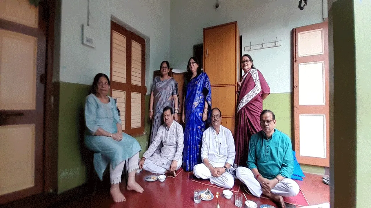 পৈতৃক বাড়িতে ভাইফোঁটায় মন্ত্রী