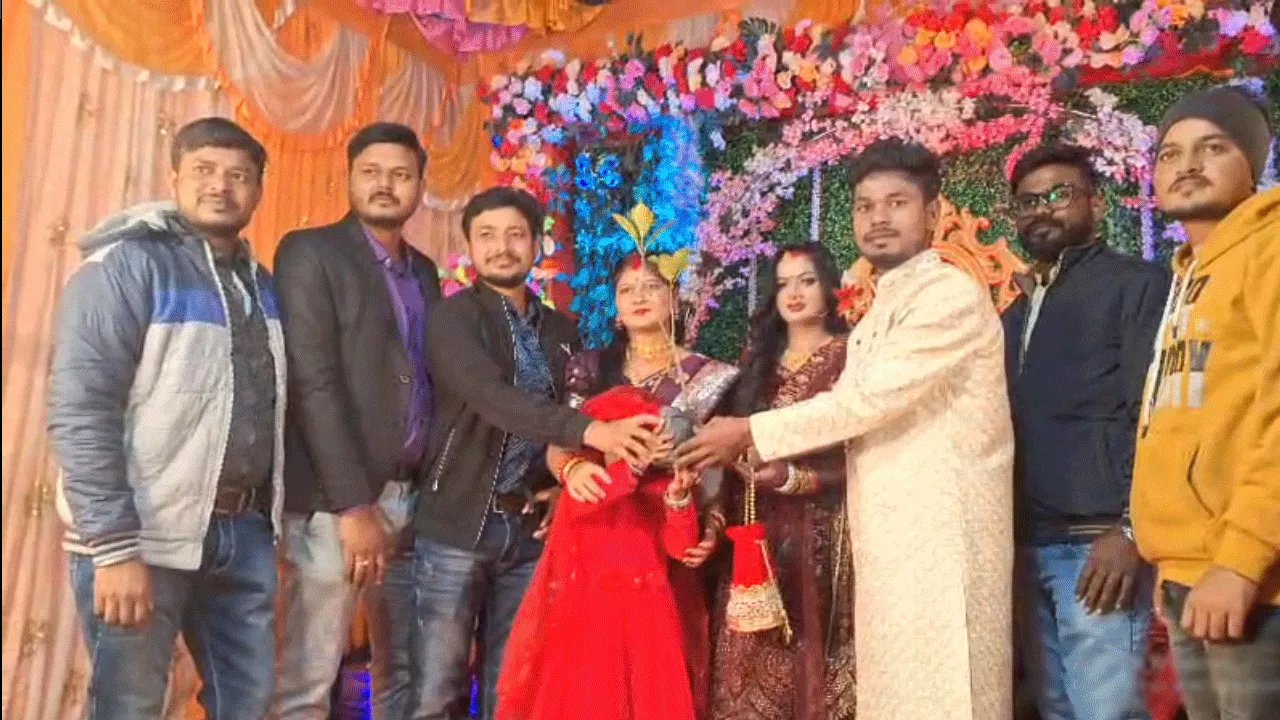 বিয়ের অনুষ্ঠানে বিশেষ বার্তা দিলেন নব দম্পতি