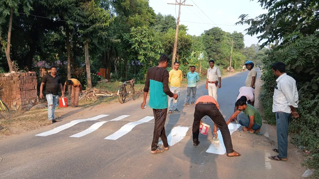 পথ দুর্ঘটনা রুখতে রাস্তায় ‘ট্রাফিক মার্কিং’ করলেন পুলিশ আধিকারিক