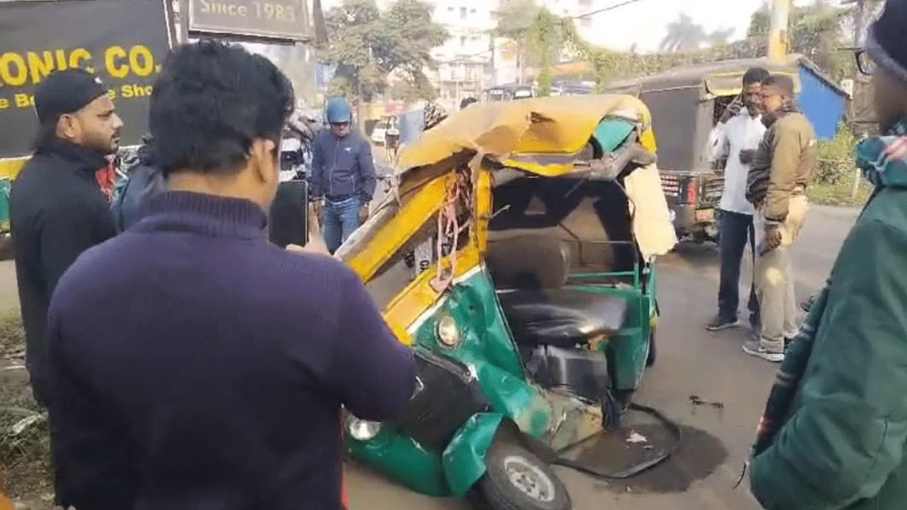 শহরে সাতসকালে মর্মান্তিক পথ দুর্ঘটনা
