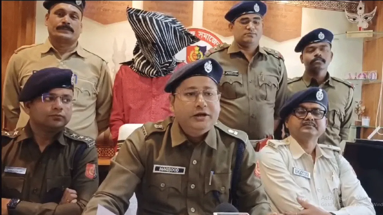 ফিল্মি কায়দায় রাস্তায় গাছ ফেলে কনে যাত্রীর বাসে ডাকাতি, ধৃত ২
