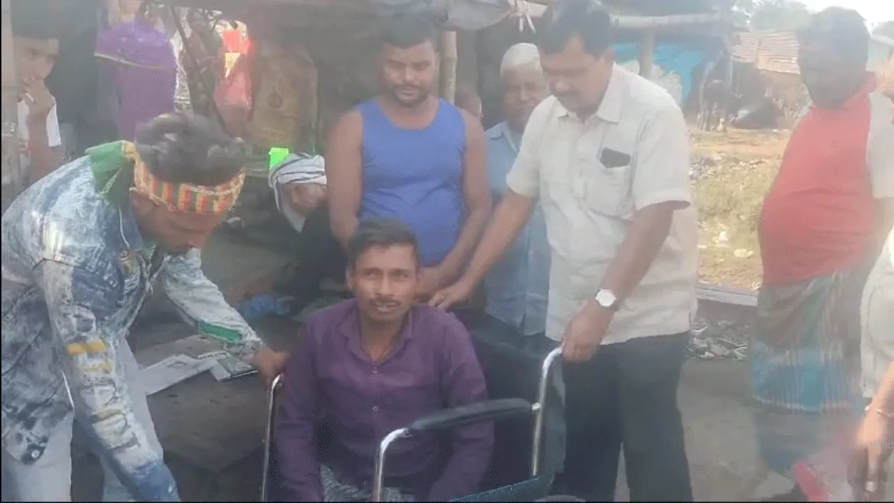 প্রতিবন্ধী যুবকের পাশে দাঁড়ালেন দুর্গাপুরের প্রাক্তন বিধায়ক