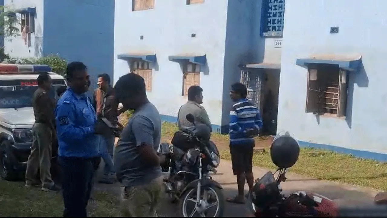 দুর্গাপুরে দিনে দুপুরে পুলিশের কোর্য়াটারে দুঃসাহসিক চুরি