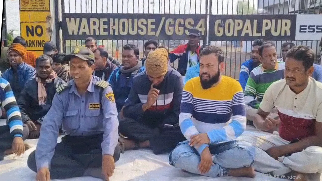 দুর্গাপুরে আইএনটিটিইউসি’র নেতৃত্বে গ্যাস উত্তোলনকারী সংস্থার কার্যালয়ে বিক্ষোভ