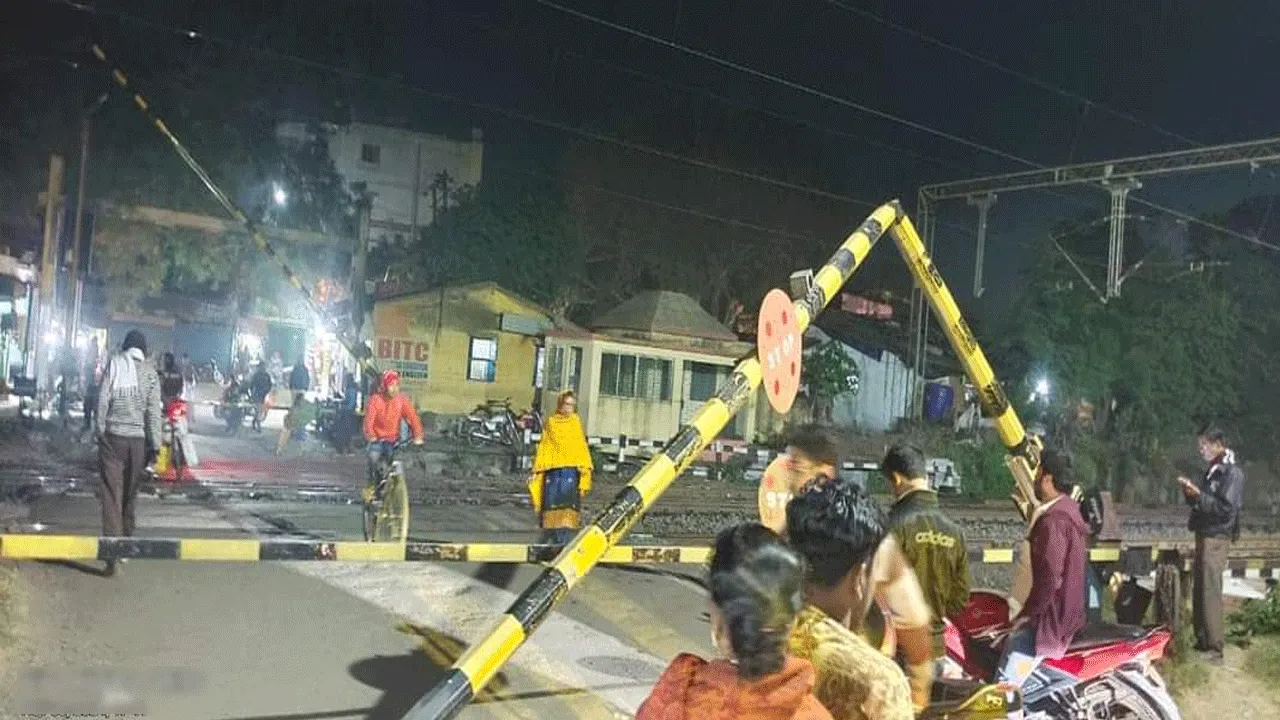 টোটোর ধাক্কায় ভাঙল রেল গেট, ব্যাহত যান চলাচল
