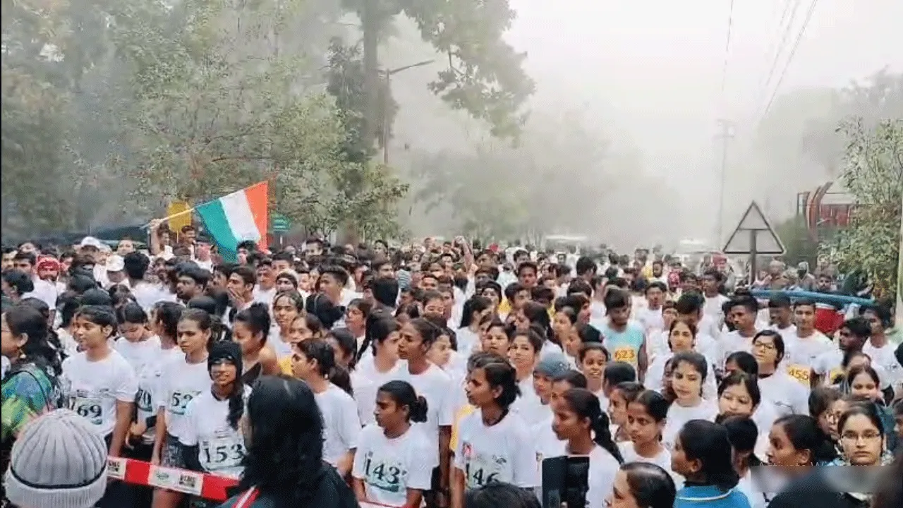 শীতের সকালে দুষণমুক্ত দুর্গাপুরের বার্তা নিয়ে ম্যারাথন দৌড়