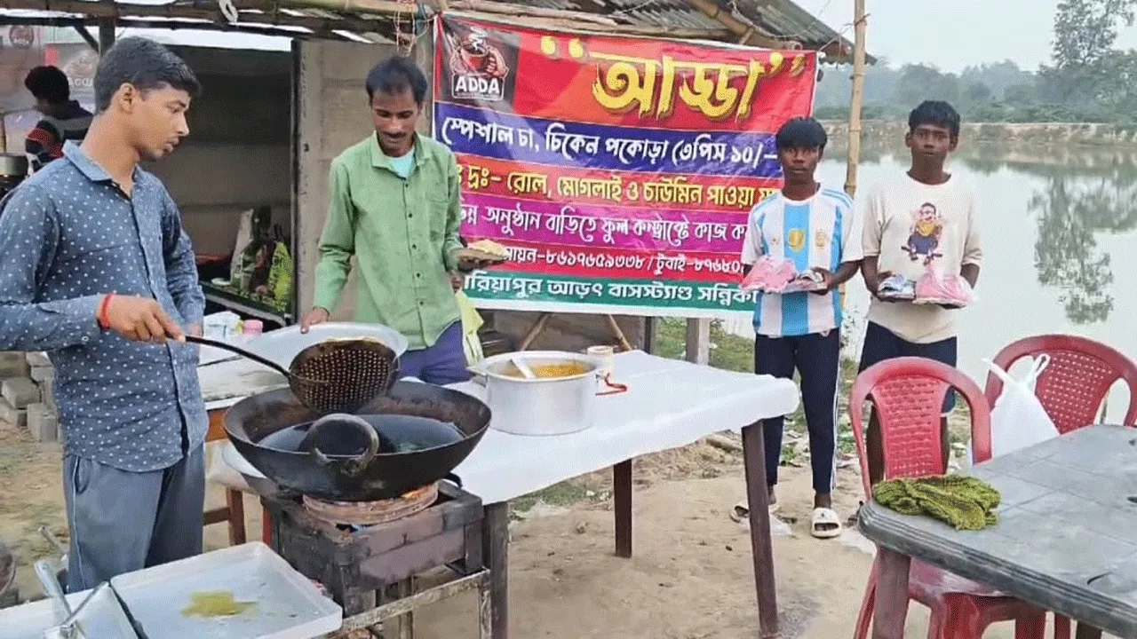 মোটরবাইক আরোহীর হাতে তুলে দেওয়া হলো হেলমেট