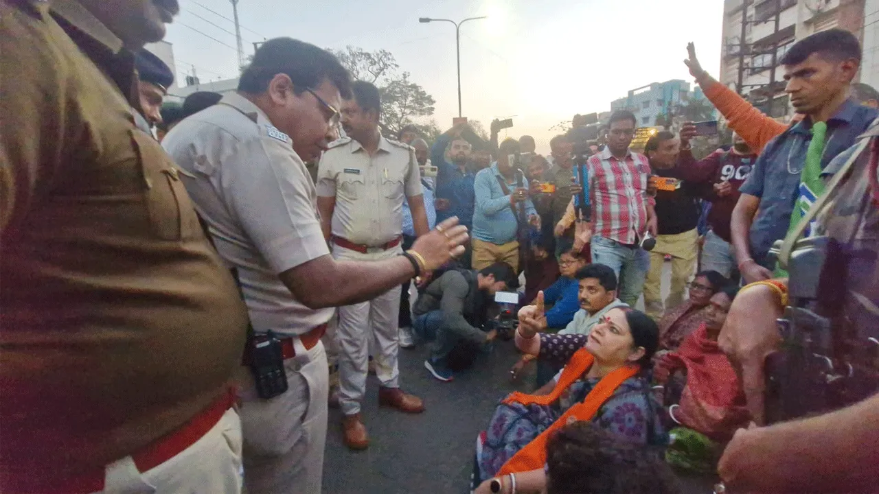 দুর্গাপুরের তরুণীকে গণধর্ষণের অভিযোগ, রাস্তা অবরোধ বিজেপি বিধায়কের