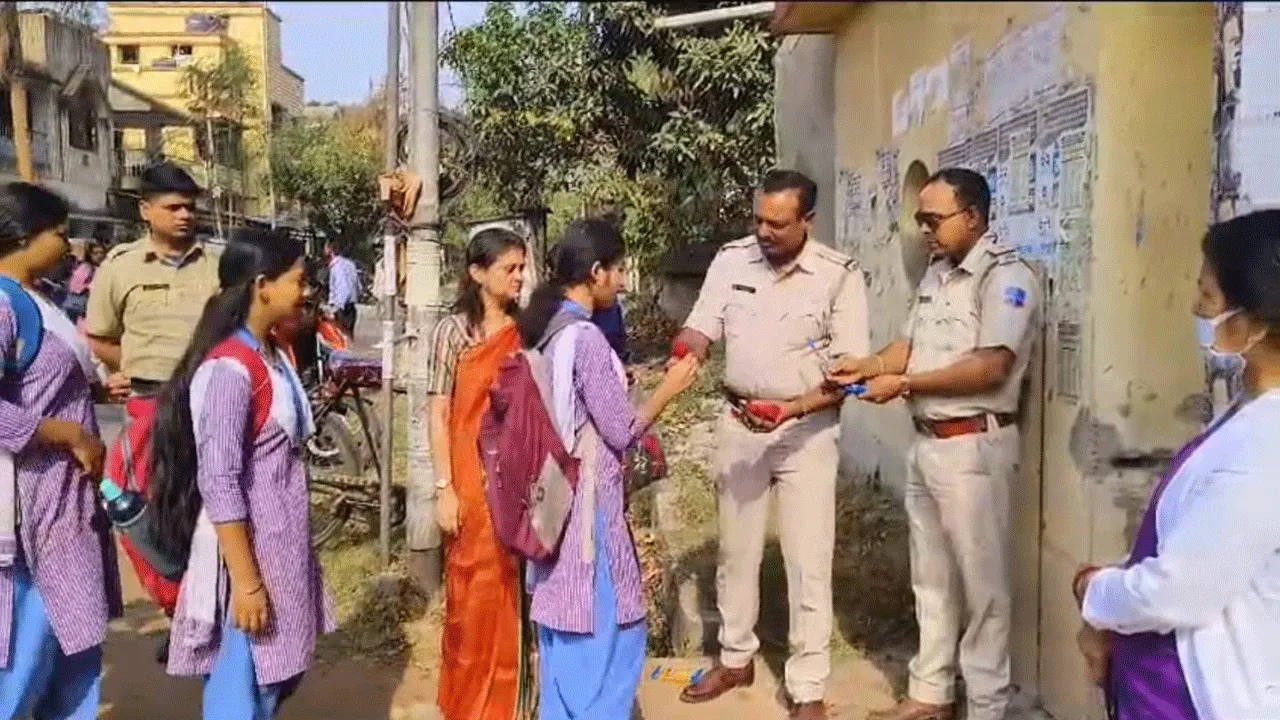 পরীক্ষার্থীদের গোলাপ ও পেন দিয়ে শুভেচ্ছা জানাল পুলিশ