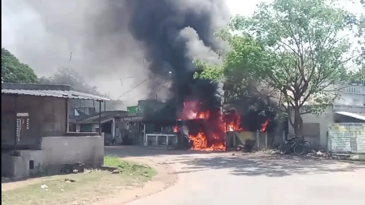 দুর্গাপুরে ভয়াবহ অগ্নিকাণ্ড, বন্ধ করে দেওয়া হল স্বাস্থ্যকেন্দ্র, ব্যাহত যান চলাচল